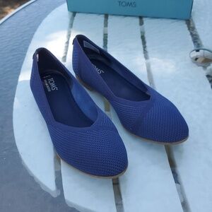 Toms Jutti Neat Navy Repreve Engineered Knit Women's Size 10. GUC With Box